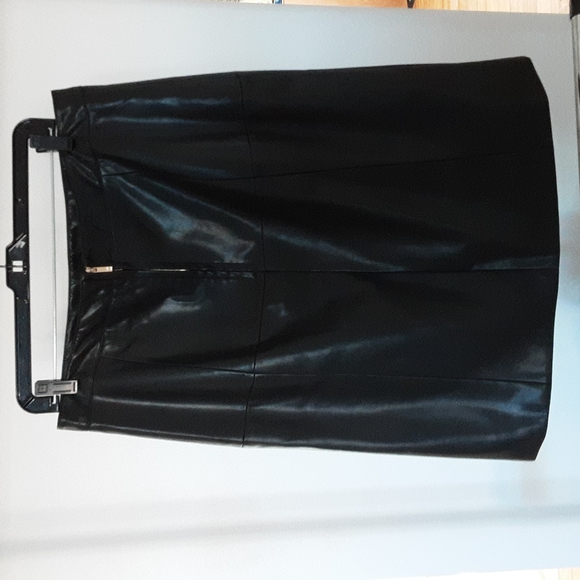 Faux leather back zip skirt - Picture 2 of 4